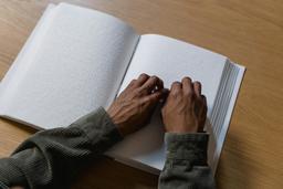 mains sur un livre en braille